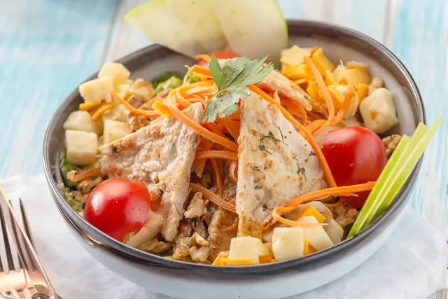 Üç Peynirli Tavuklu Salata