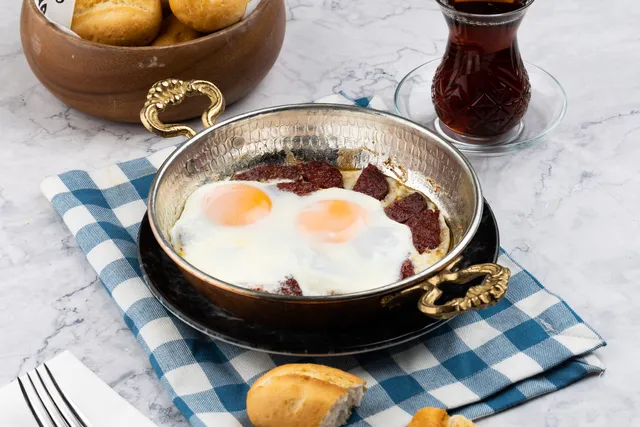 Sahanda Sucuklu Yumurta