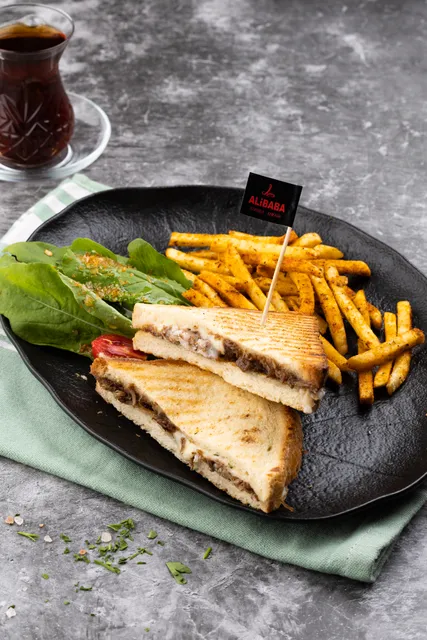 Kavurmalı Kaşarlı Tost
