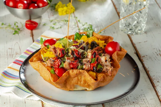 Tin Tako Salata (Tavuklu)