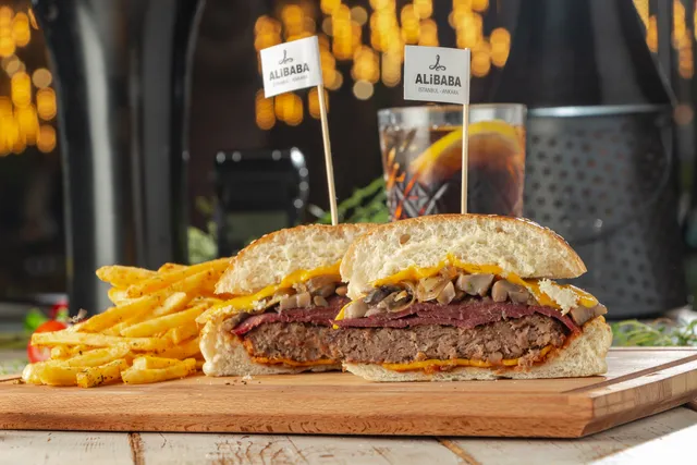 Cheddar Etli Füme Burger